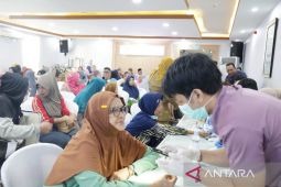 Pelindo periksa kesehatan gratis bagi 100 lansia di Banjarmasin