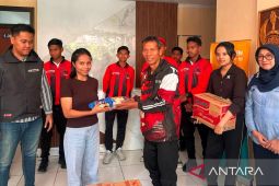 Talenta muda Soekarno Cup salurkan bantuan untuk mahasiswa NTT di Surabaya