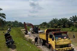 Polres Batu Bara bongkar galian C diduga ilegal excavator dan dua dump truck ikut diamankan