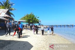 Komunitas penyelam & mahasiswa UNG bersihkan sampah laut di Botutonuo