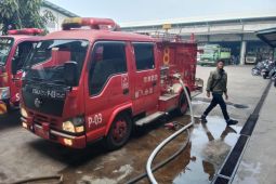 Disdamkarmat Bandung mengerahkan empat armada tangani kebakaran gudang