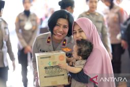 Polwan Polda Papua Barat salurkan makanan tambahan bergizi cegah stunting
