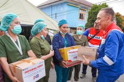 Tempuh 4 jam dari Labuan Bajo, Komut Pertamina ke RS Ruteng serahkan bantuan