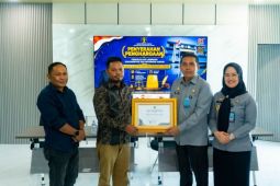 Kemenkum Malut serahkan penghargaan JDIH kepada DPRD Haltim, dorong percepatan harmonisasi raperda