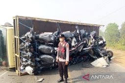 Polres Banjar tangani truk dealer terbalik saat kabut asap tebal