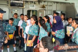 Kodaeral IX Ambon edukasi siswa ke KRI Posepa kenalkan konsep pertahanan maritim