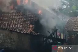 Damkar Cianjur menuntaskan penanganan kebakaran rumah di Bojongpicung