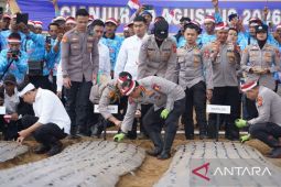 Polri menanam bawang putih di 14 daerah di Jabar di antaranya di Cianjur