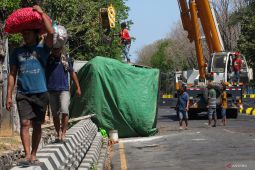 Evakuasi truk terguling di Surabaya