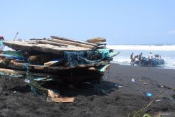 Bangkai kapal nelayan tenggelam di Jember