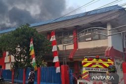 Disdamkar padamkan api di SDN 001 Samarinda