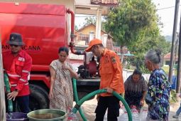 PMI Sumedang menggencarkan bantuan air bersih ke sejumlah titik