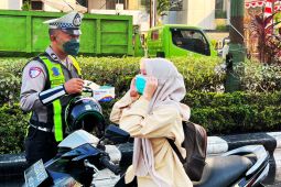 Satlantas Banjarmasin bagikan 300 masker saat kabut asap akibat karhutla