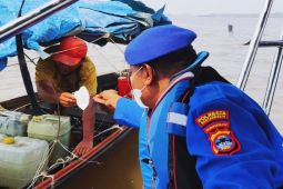 Polairud Banjarmasin bagikan 100 masker kepada warga beraktivitas di Sungai Barito