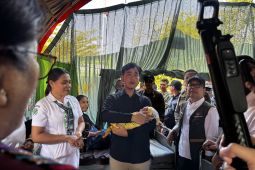 Gibran temui ibu dan bayi di tenda rawat pastikan kebutuhan terpenuhi