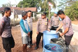 Polisi Belitung distribusikan air bersih untuk masyarakat