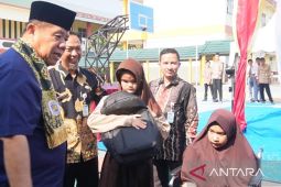 Gubernur Babel serahkan bantuan perlengkapan sekolah bagi 300 siswa