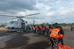 TNI AL antar bantuan pangan untuk korban gempa NTT dengan helikopter
