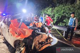 Kecelakaan di tol  Jagorawi: 2 orang tewas setelah mobil tabrak truk