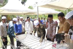 Bupati Tanjabbar bantu fasilitas pemulasaraan dan lahan makam