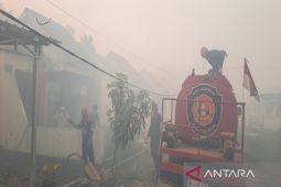 Kebakaran lahan dekati perumahan sekitar Bandara Internasional Syamsudin Noor