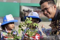 Pemkot Balikpapan edukasi anak usia dini lewat tanam pohon