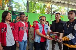 PDIP Surabaya serahkan bantuan korban gempa NTT
