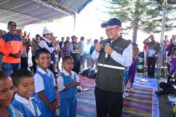 Mendikdasmen serahkan Rp860 juta untuk sekolah terdampak gempa NTT