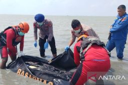 Polisi evakuasi temuan mayat di perairan Pangkalan Jodoh Desa Pasir Putih Bangka Selatan