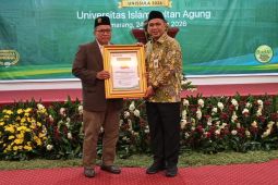 Wagub Jateng terima penghargaan dari Unissula