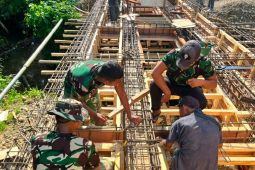 Satgas TNI bangun jembatan  di Nias Selatan percepat pemerataan daerah