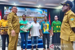 DPMK Nabire salurkan bantuan pangan bergizi kepada 45 posyandu