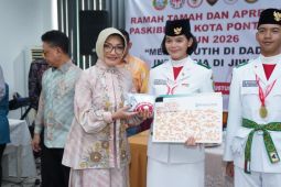Dekranasda Pontianak apresiasi Paskibraka beri kain motif khusus