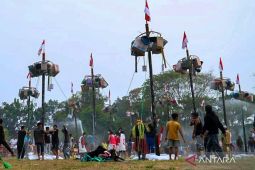 Panjat pinang KNPI HST disambut antusias masyarakat