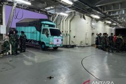 TNI AL kerahkan KRI Semarang bawa logistik dan truk ke NTT