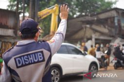 Puluhan bangunan liar sepanjang bantaran Kali Harun Bekasi ditertibkan