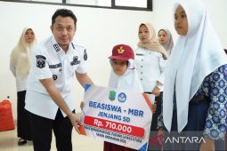 Bupati Paluta serahkan bantuan Perlengkapan Sekolah dan Beasiswa bagi 833 siswa