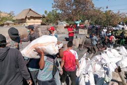 Ribuan ASN di Lombok turun lapangan gotong royong bersihkan sisa kebakaran Kampung Sade