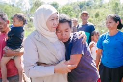 Khofifah sapa warga dan bagikan "snack" kepada anak di Manggarai Timur