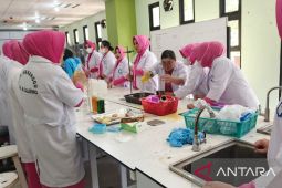 FMIPA UNG latih Bhayangkari Bone Bolango buat sabun ramah lingkungan
