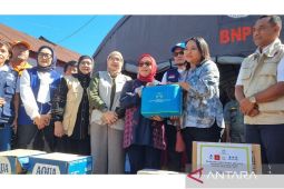 Menteri PPPA serahkan bantuan untuk perempuan dan anak terdampak gempa