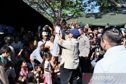 Prabowo minta sekolah terdampak gempa NTT tak berhenti