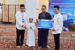 Bank Kalsel salurkan berbagai bantuan pada Milad ke-22 Unit Usaha Syariah.