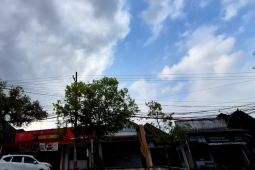 Cuaca mayoritas wilayah diprakirakan cerah berawan-berawan tebal