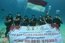 Peringati hari jadi, Polwan bentangkan merah putih bawah laut Sabang