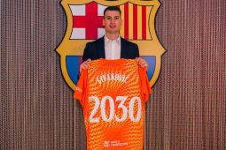 Barcelona merekrut kiper timnas Kroasia Dominik Livakovic dari Fenerbahce