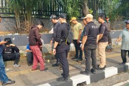 Polisi lakukan pemeriksaan acak massa menuju kawasan DPR