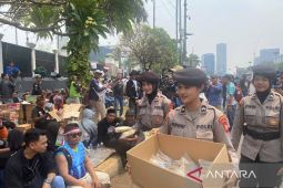 Senyum Polwan dan sekotak nasi bagi pejuang aspirasi di DPR