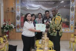 Pemkot Jayapura menerima dua sertifikat tanah dari Kemenkes RI