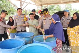 Polres Bangka Tengah salurkan 15.000 liter air bersih